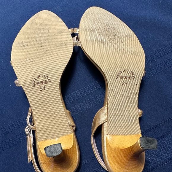 Metallic gold bow accent kitten heels - 7 - Picture 2 of 3